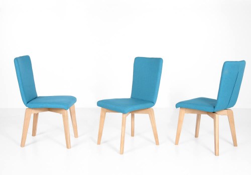 Stuhlsystem mit verschiedenen Sitzschalen und markantem Holzgestell